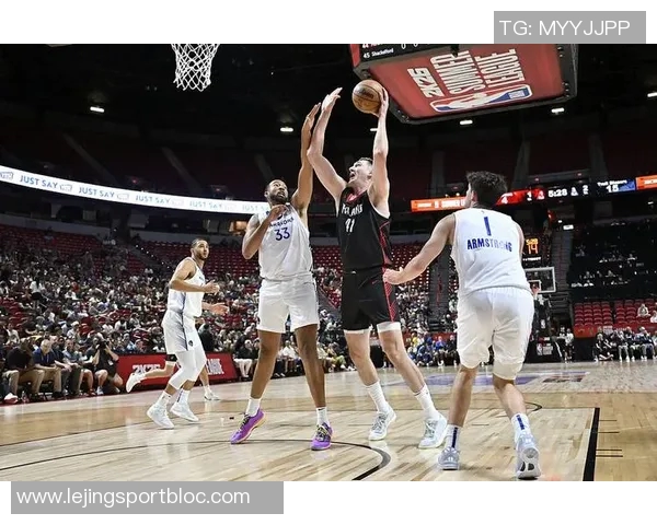 开拓者半场领先雄鹿12分格兰特表现出色杨瀚森未能登场