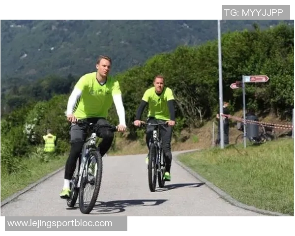 拉基蒂奇与诺伊尔阿萨莫阿合影穆勒赞叹组合实力强大