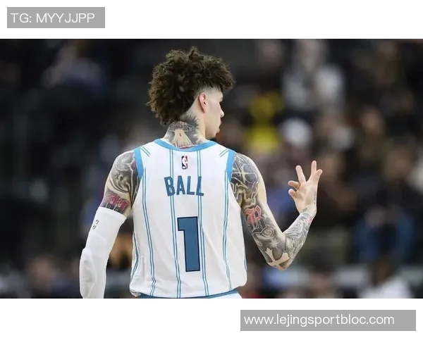 拉梅洛鲍尔因不文明手势被罚款三万五千美元引发热议