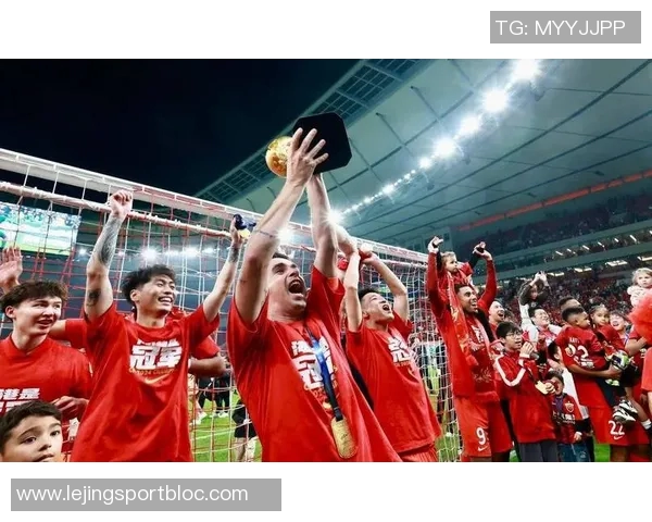 海港队只需末轮拿一分即可锁定中超三连冠优势明显前景乐观 海港队只需末轮拿一分即可锁定中超三连冠优势明显前景乐观