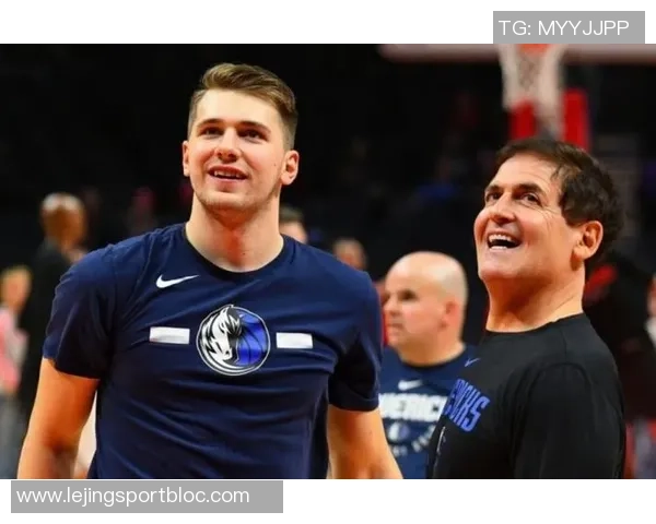 弗拉格因左脚踝扭伤缺席比赛现场观赛与库班同坐展现球队团结精神