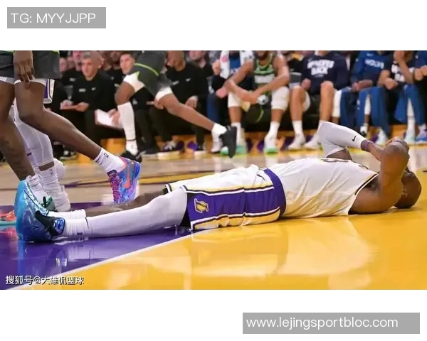 布克回应裁判判罚称其对詹姆斯手腕犯规的说法不实并已回放确认